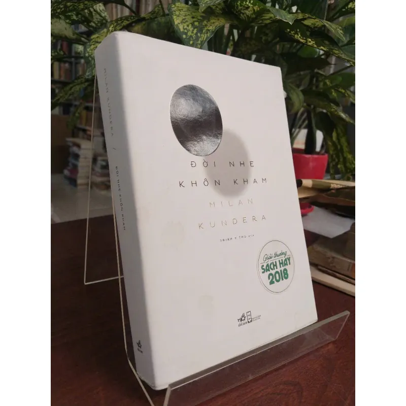 ĐỜI NHẸ KHÔN KHAM - MILAN KUNDERA (TRỊNH Y THƯ dịch) 993338