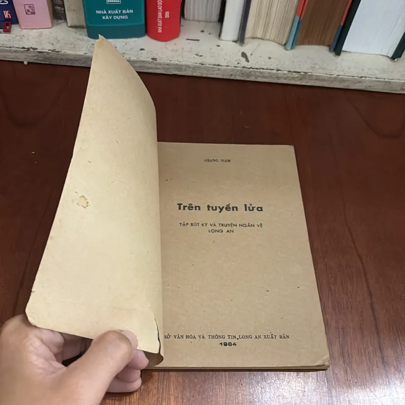 II Sách Xưa: Trên Tuyến Lửa (Tập Bút Ký Và Truyện Ngắn Về Long An) - Giang Nam - 1984 605242