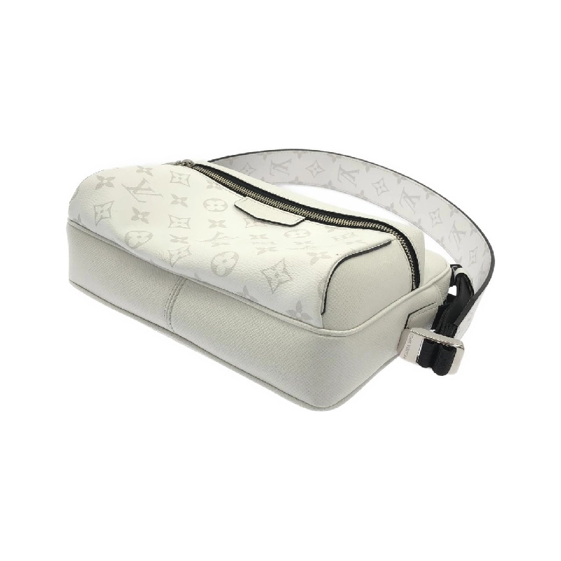 Túi đeo chéo Louis Vuitton Taiga Lama Outdoor Messenger PM M30243 - Hàng hiệu Chính hãng 802767