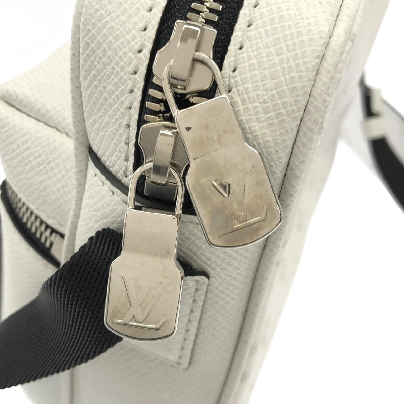 Túi đeo chéo Louis Vuitton Taiga Lama Outdoor Messenger PM M30243 - Hàng hiệu Chính hãng 802767