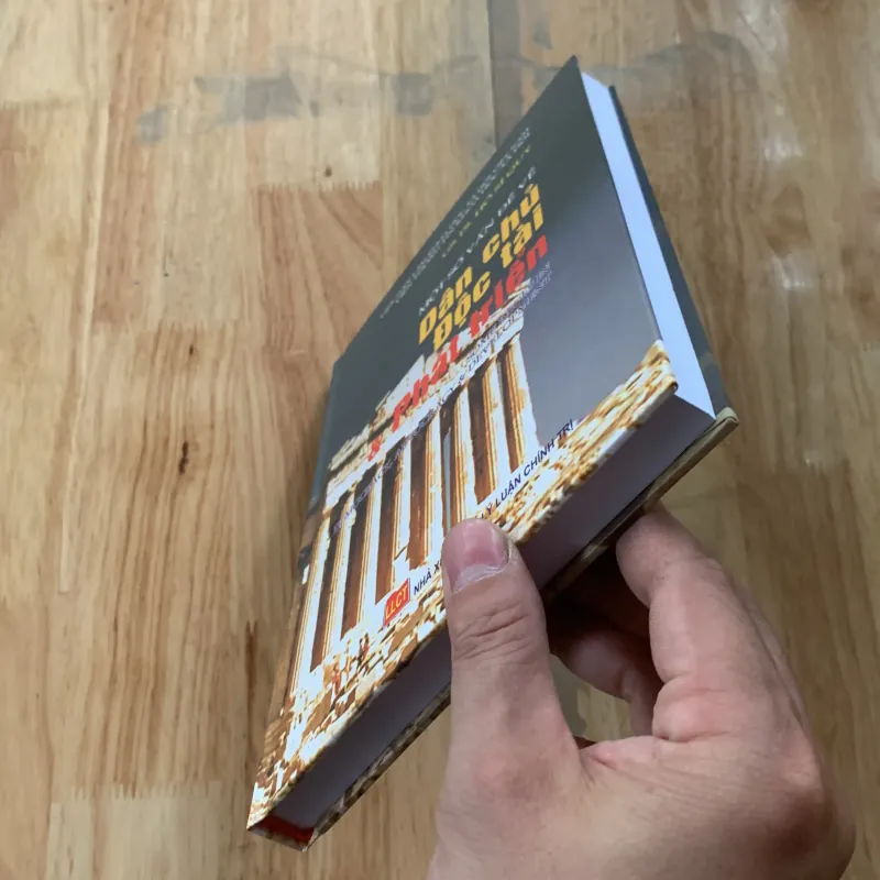 Một số vấn đề về dân chủ độc tài và phát triển  1022796