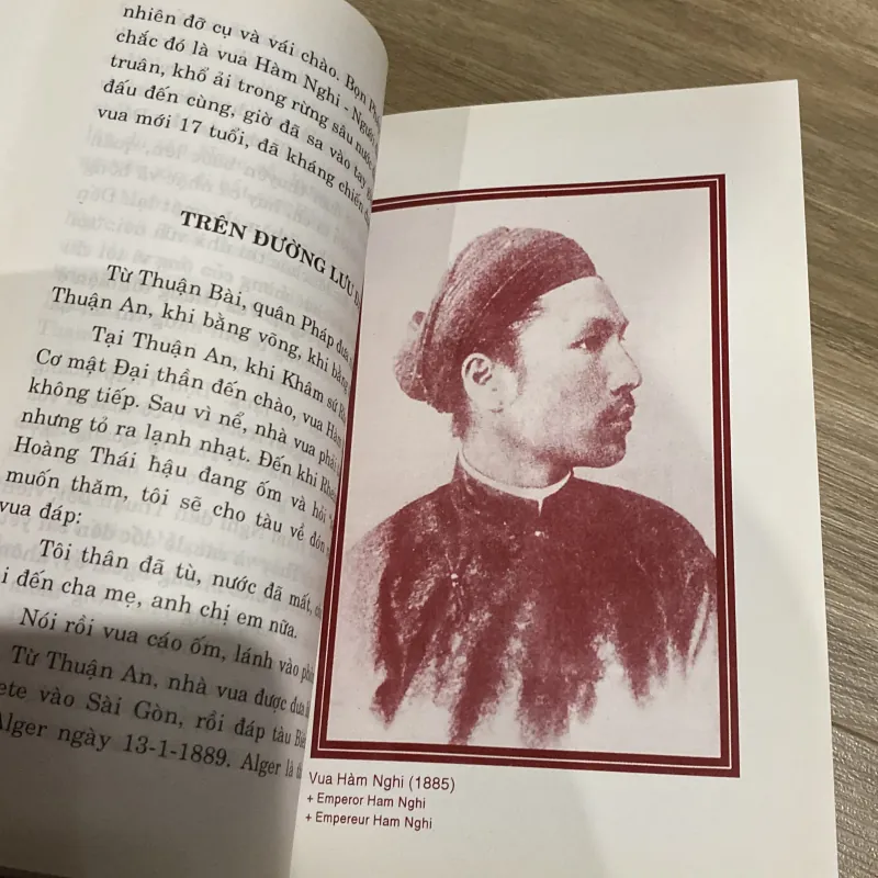 KỂ CHUYỆN CHÍN CHÚA - MƯỜI BA VUA TRIỀU NGUYỄN 780294