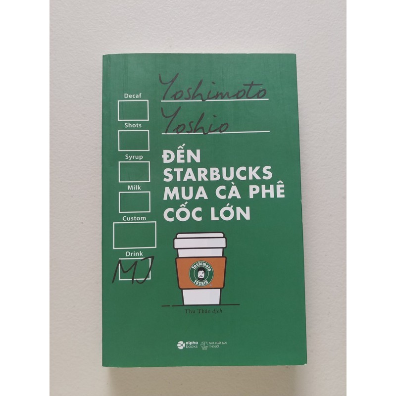 Đến Starbucks mua cà phê cốc lớn, tác giả Yoshimoto Yoshio chuyên ngành kinh tế học.  142134