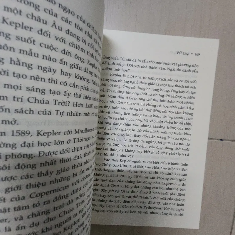 Sách Vũ trụ của Carl Sagan 717356