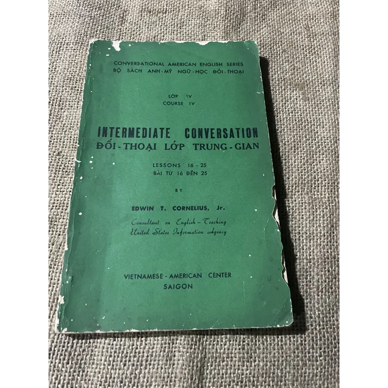 Học Anh ngữ: Đối thoại lớp trung gian, in trước 1975 590218