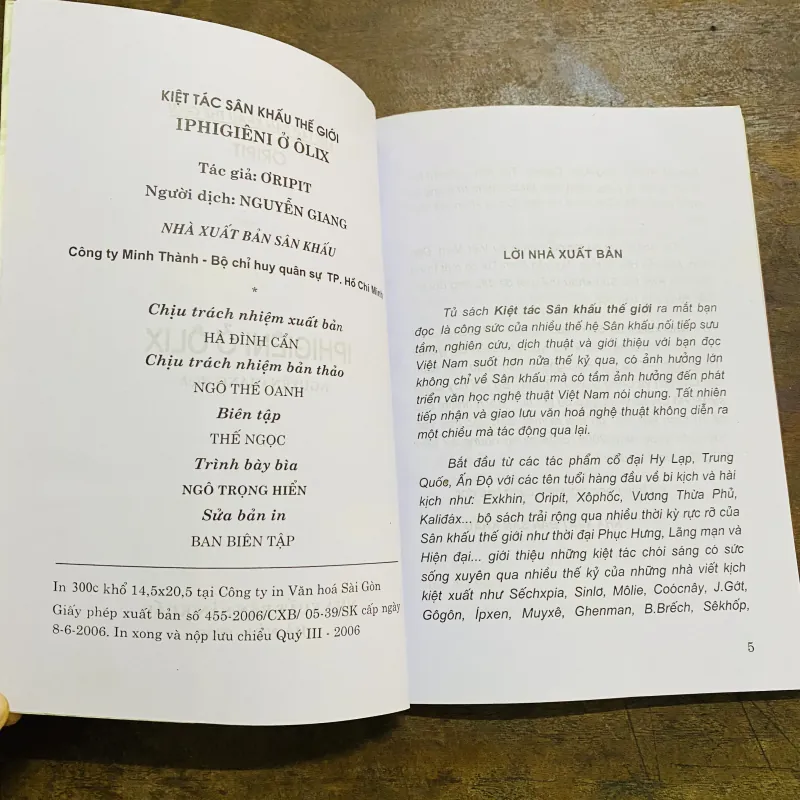 I phi giê ni ở Ô lix  787513