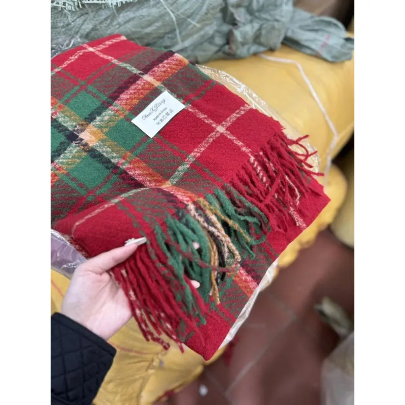 Khăn choàng họa tiết kẻ caro màu đỏ xanh lá 1024456