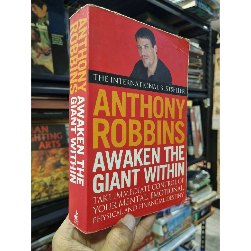 AWAKEN THE GIANT WITHIN : Take Immediate Control of Your Mental, Emotional, Physical and Financial Destiny - Anthony Robbins 302358