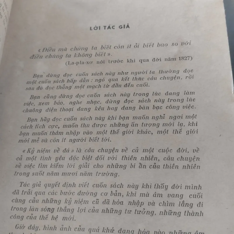 tác phẩm của A.E. Phéc-xman có tựa đề Kỷ Niệm Về Đá.
(1974) 573929