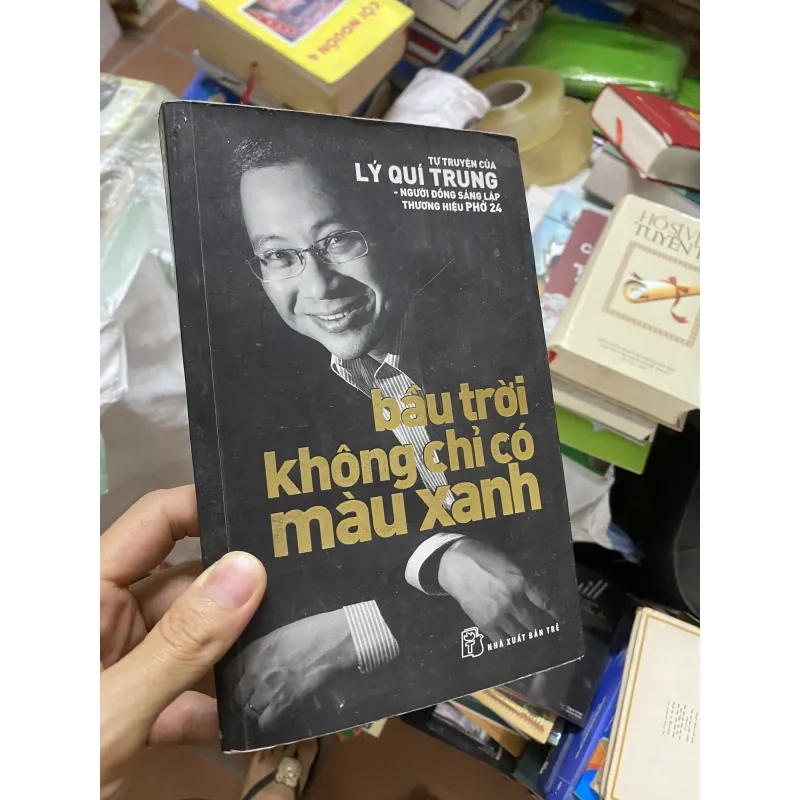 Sách Bầu trời không chỉ có màu xanh 311207