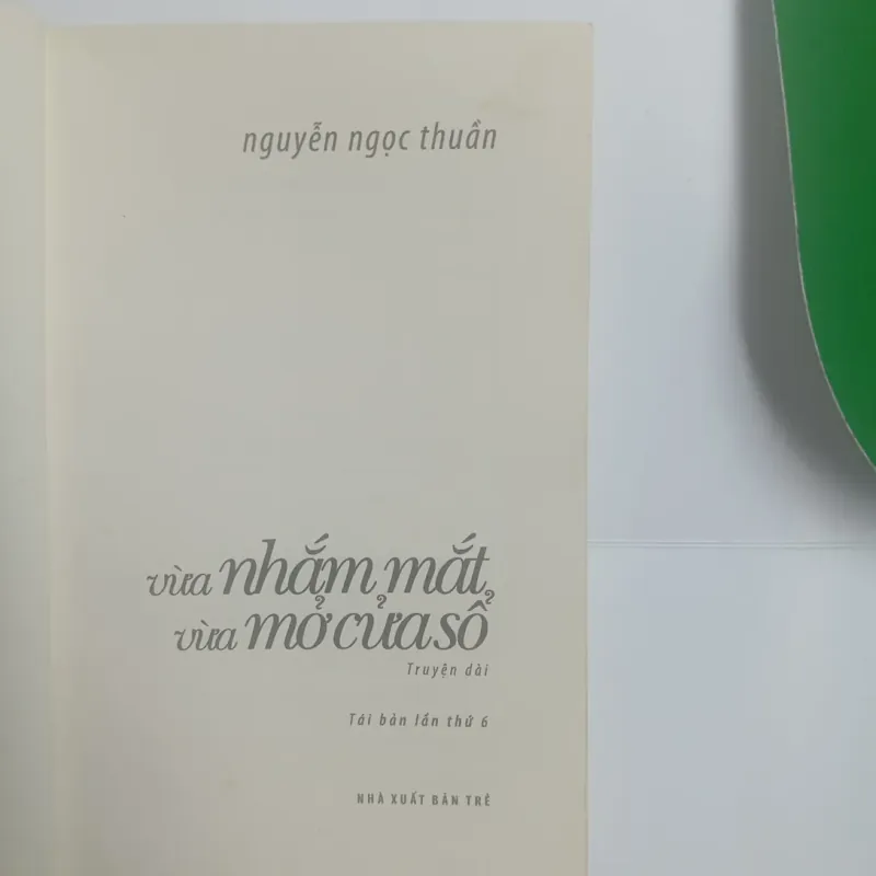 Vừa nhắm mắt, vừa mở cửa sổ 1027324