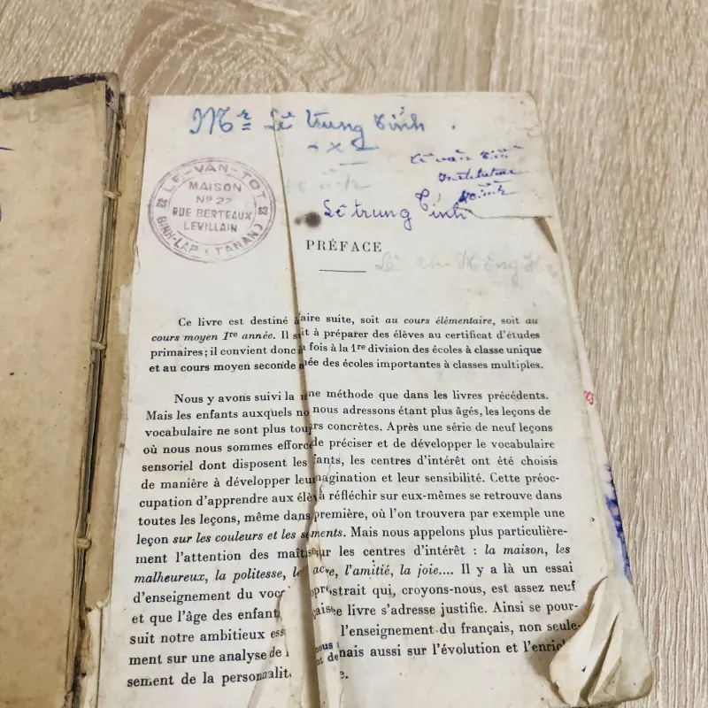 Cuốn sách giáo khoa tiếng Pháp dành cho học sinh tiểu học ngày xưa. 971688