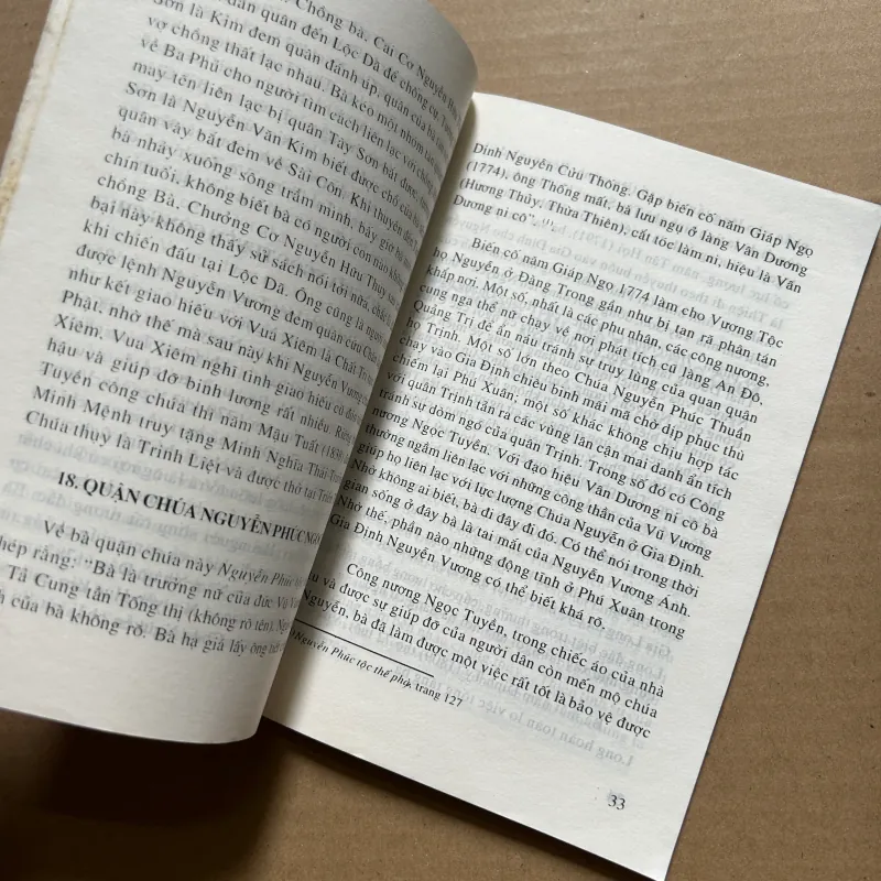 Truyện kể về các vương phi hoàng hậu nhà Nguyễn 990243