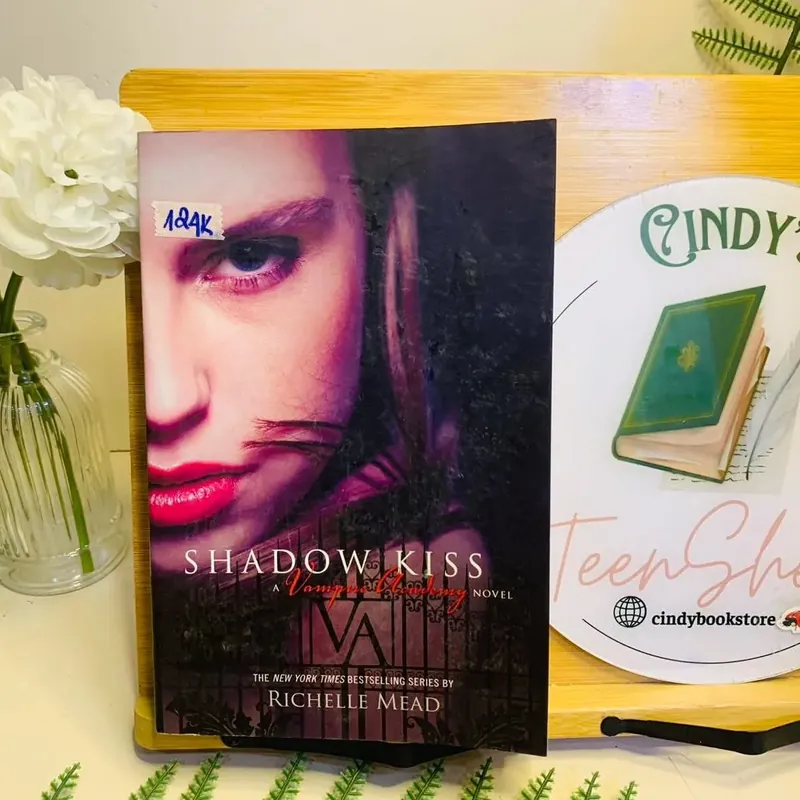 [Sách tiếng Anh 2hand] Like new 90% - Shadow Kiss - A Vampire Academy Novel 590280