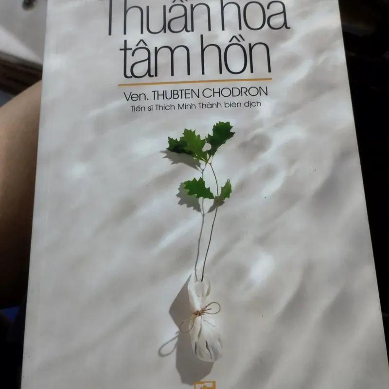 Cuốn sách trong ảnh là "Thuần hóa tâm hồn"  563658