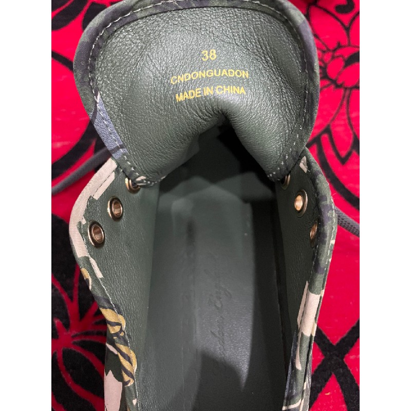 Giày Burberry size 38-39 e cần pass lại ạ 9950