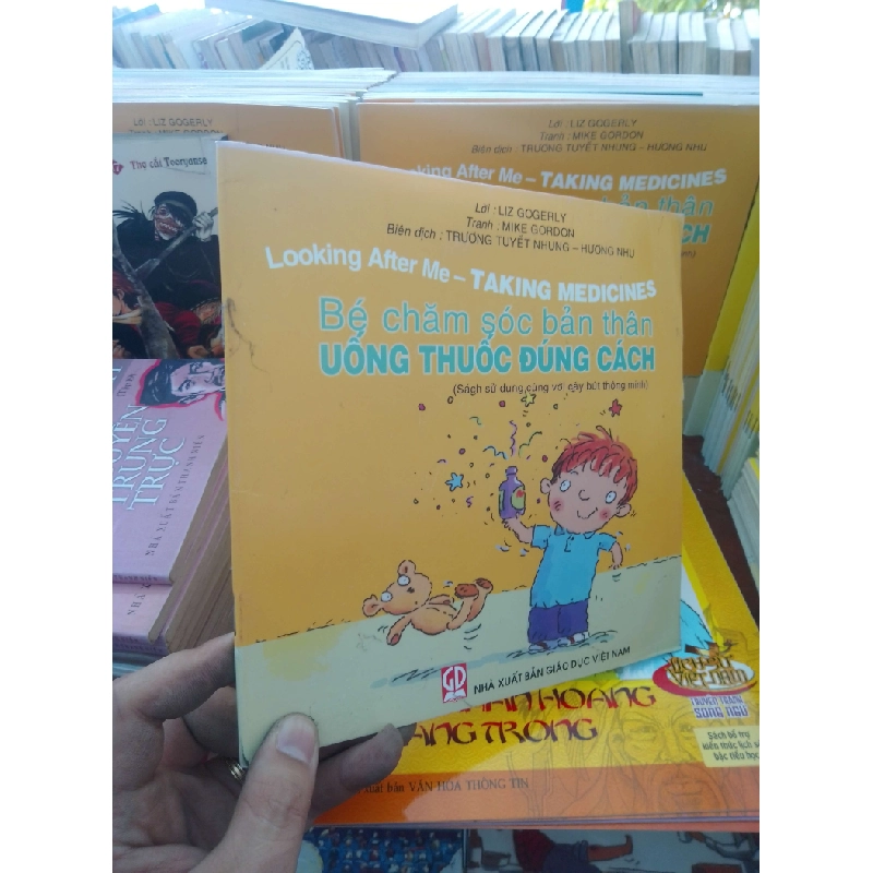 Bé chăm sóc bản thân uống thuốc đúng cách - Tuyết Nhung 2011 Sách dinh dưỡng - sức khỏe cho bé VAVO-AK19 935705