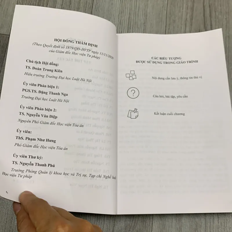 Giáo trình kỹ năng mềm trong nghề luật.  747219