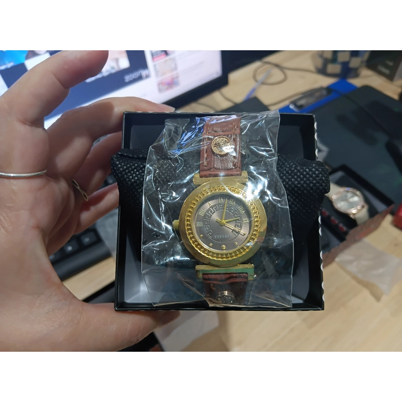 Đồng hồ thời trang Versace nữ dây da 471966