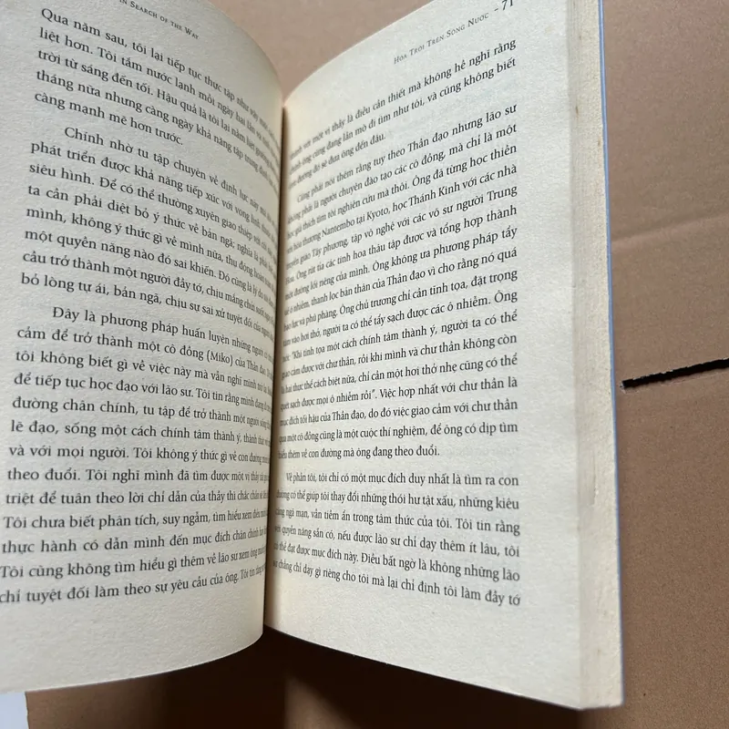 Hoa trôi trên sóng nước 603026