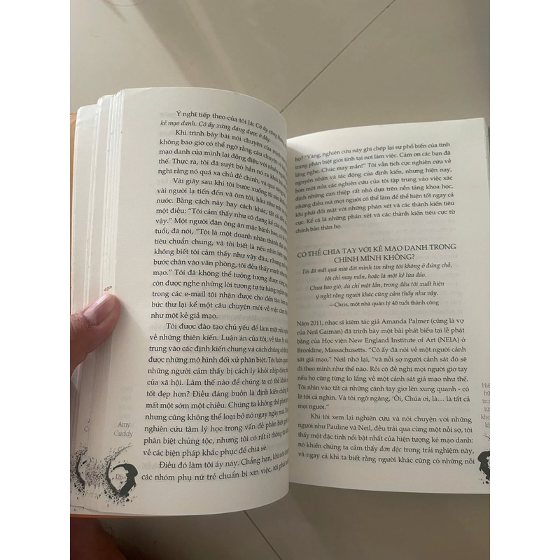 (Sách Cũ) Hiện hữu trong từng khoảnh khắc - Mới 70% (gạch chân, ẩm nhẹ, rìa bẩn) (Hoi) 42517