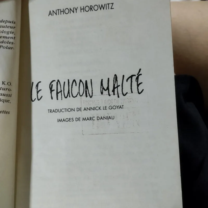 cuốn sách "Le Faucon Malté" (Chim Ưng Malta) của tác giả Anthony Horowitz. 563760