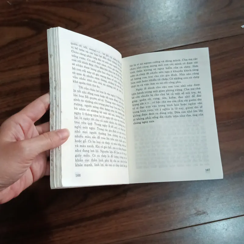 Truyện ở những miền đất lạ 757466