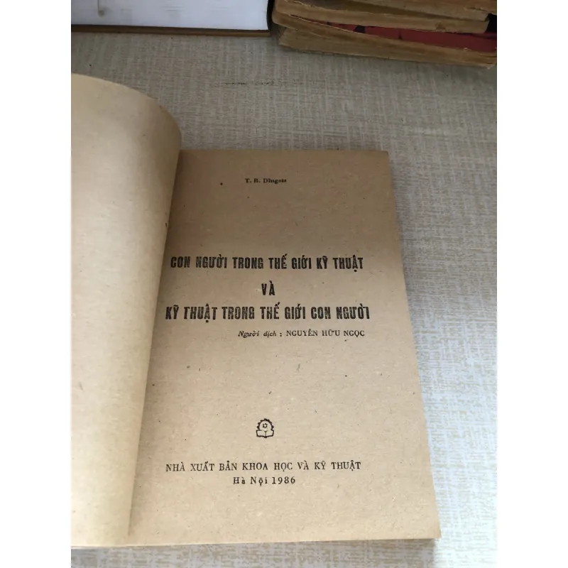 Con người trong thế giới kỹ thuật và kỹ thuật trong thế giới con người 961703