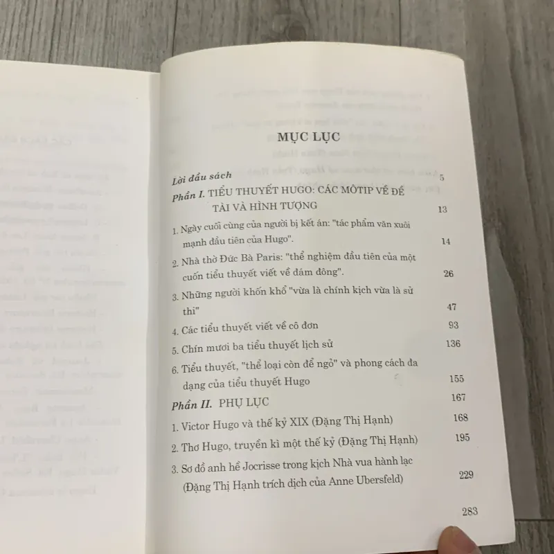 Tiểu thuyết hugo chuyên luận. Có chữ ký tặng của tg. 10b2 1026351