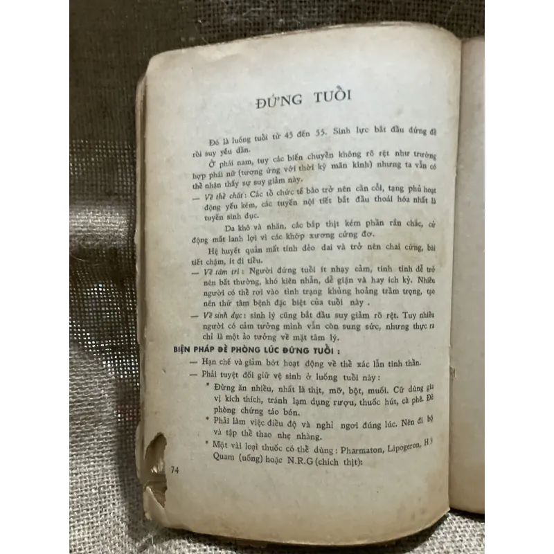 Cẩm nang Tân y học - sách y trước 1975- hơn 330 trang - sách bị mọt ăn  907760