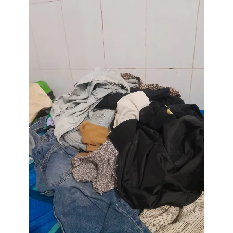 Chăn màn, quần áo hỗn hợp nhiều màu sắc chất liệu vải cotton, polyester 1008420