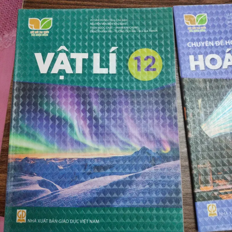 Com bo 2 quyển sách giáo khoa môn hoá, vật lý lớp 12 và 1 chuyên đề học tập môn hoá 719876