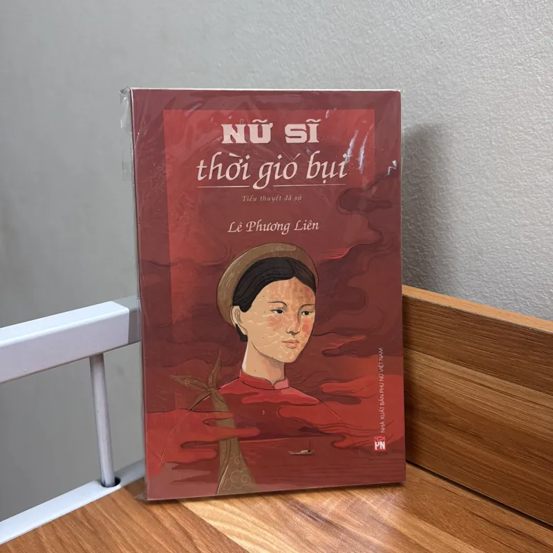 Nữ sĩ thời gió bụi 1034447