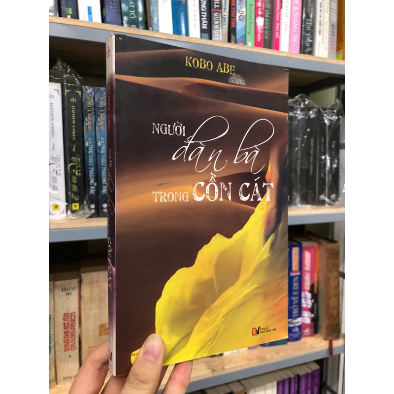 NGƯỜI ĐÀN BÀ TRONG CỒN CÁT - Kobo Abe 455561