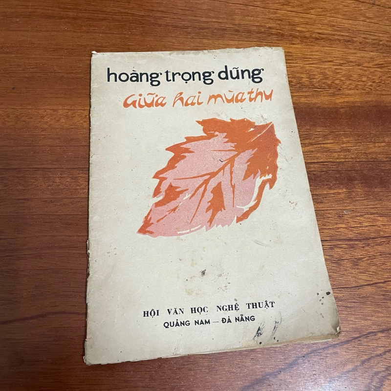 II Sách xưa: Thơ _ Giữa Hai Mùa Thu - Hoàng Trọng Dũng - 1987 493000