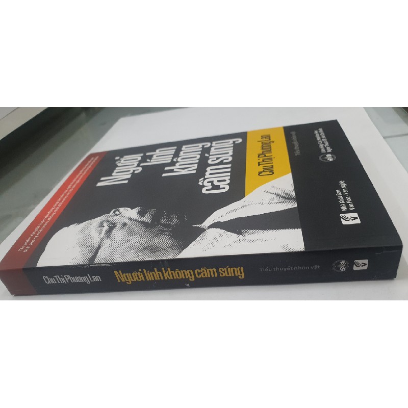 NGƯỜI LÍNH KHÔNG CẦM SÚNG 6096