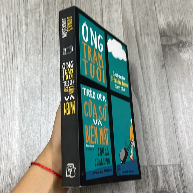 Ông trăm tuổi trèo qua cửa sổ và biến mất. 1b1 531916