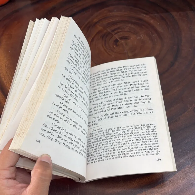 II Văn Học: Văn Thơ Hồ Chí Minh _ Tác Phẩm Và Dư Luận - 2002 999256