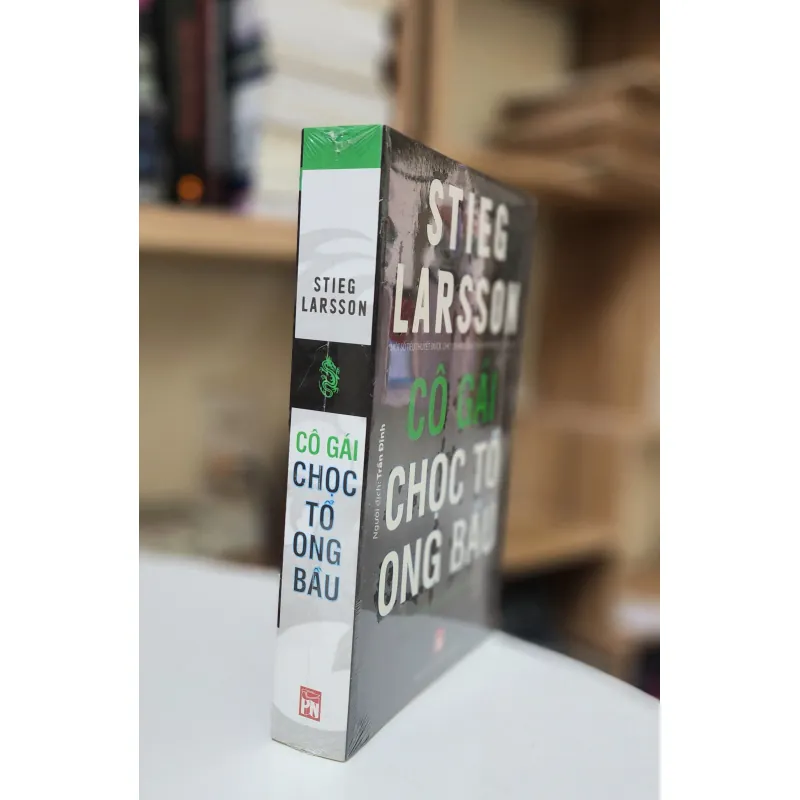 Trinh thám Thụy Điển: CÔ GÁI CHỌC TỔ ONG BẦU (Stieg Larsson) 759666