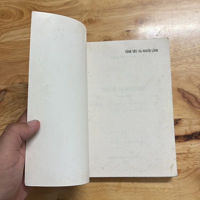 [Chữ Ký Tác Giả] - II Truyện Ngắn: Tình Yêu Và Người Lính - Hoàng Văn Cung - 2002 680753
