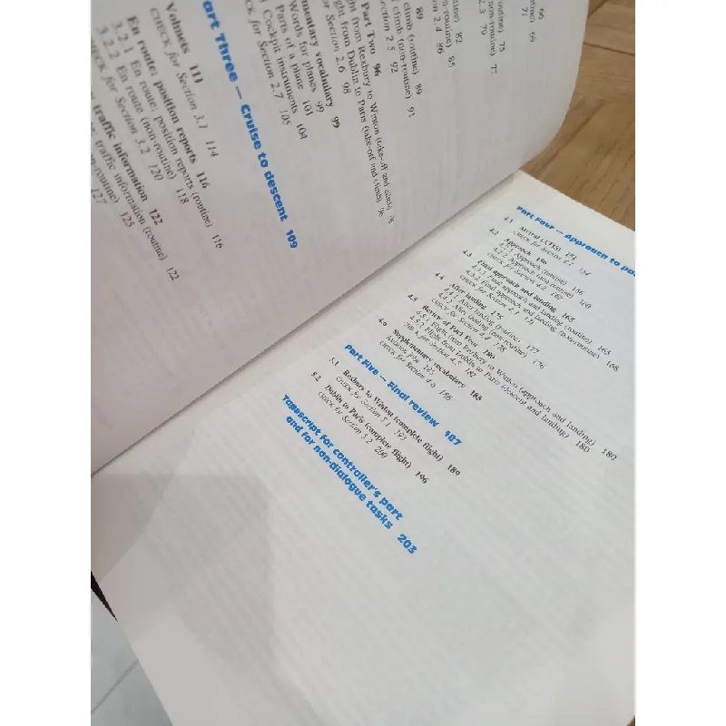 Airspeak: Radiotelephony communication for pilots - F.A.Robertson 598376