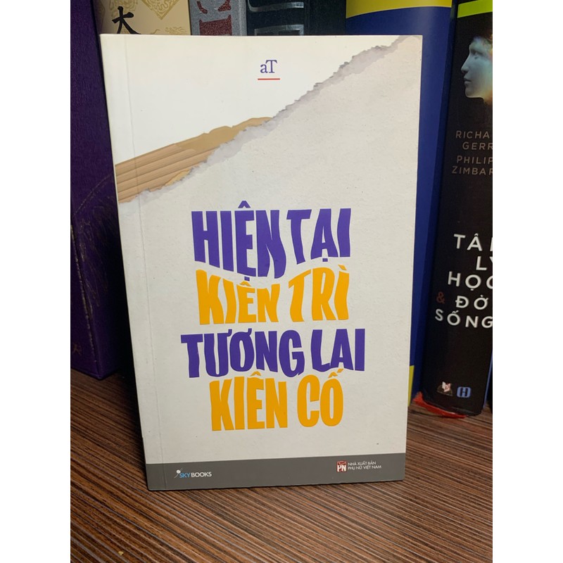 Tạp văn Hiện Tại Kiên Trì Tương Lai Kiên Cố- sách mới 90% 149468