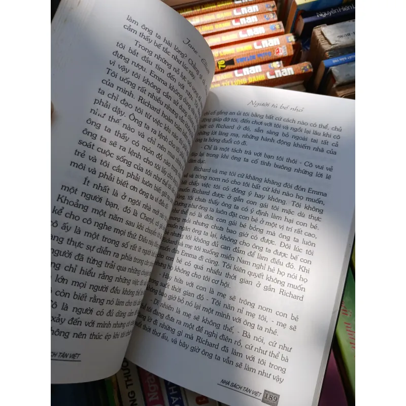 NGƯỜI TÙ BÉ NHỎ - JANE ELLIOTT (Bùi Liên Thảo dịch) 1002282