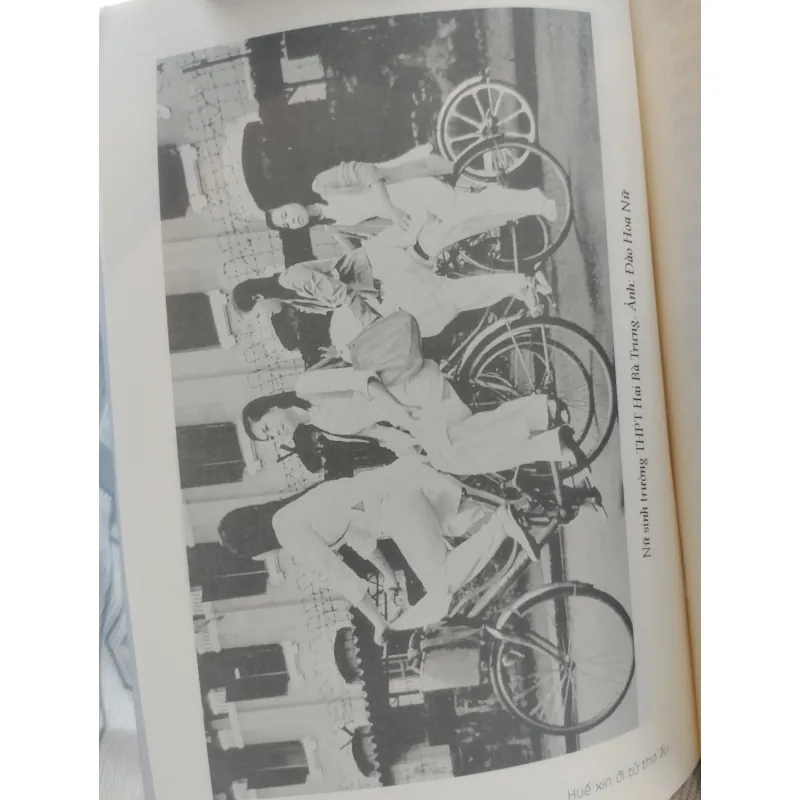 Tác phẩm "Huế, xin đi từ thơ ấu" của nhà báo Hoàng Thị Thọ 997417