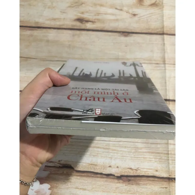 Bất Hạnh Là Một Tài Sản: Một Mình Ở Châu Âu - Phan Việt 785986