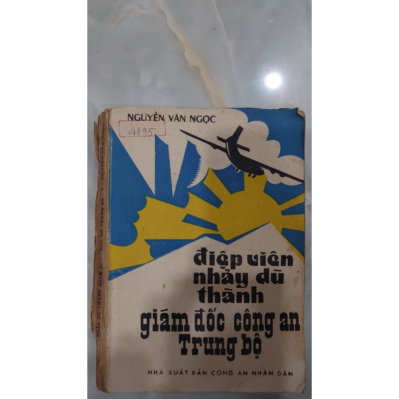 ĐIỆP VIÊN NHẢY DÙ THÀNH GIÁM ĐỐC CÔNG AN TRUNG BỘ
- Nguyễn Văn Ngọc
 273119