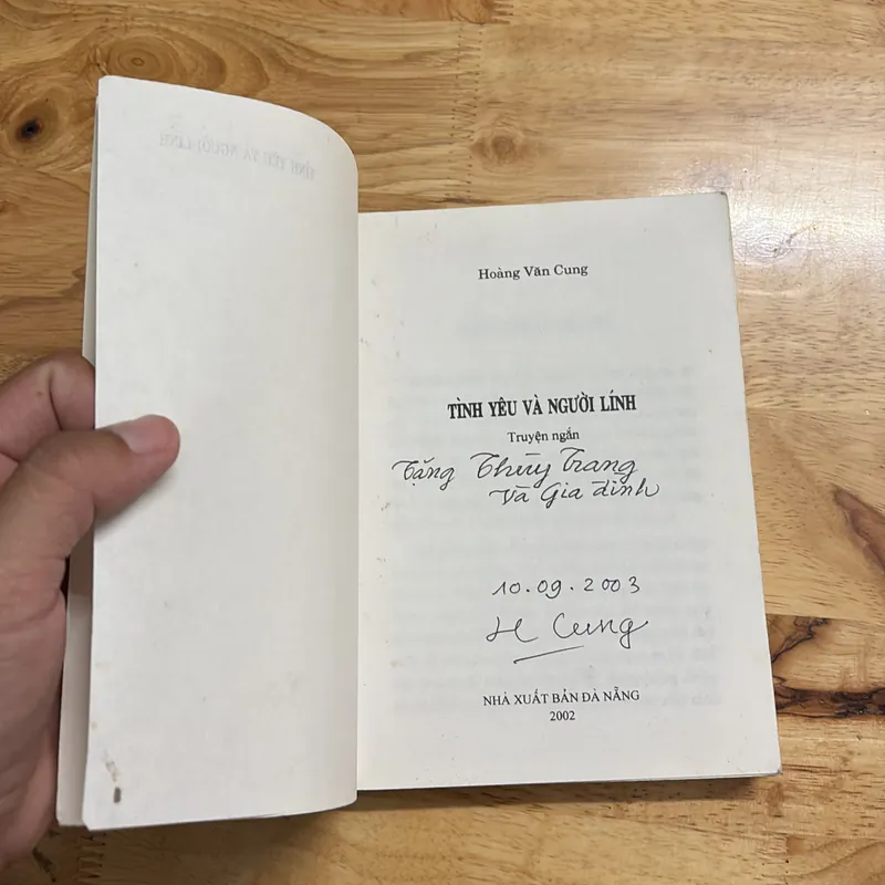 [Chữ Ký Tác Giả] - II Truyện Ngắn: Tình Yêu Và Người Lính - Hoàng Văn Cung - 2002 680753