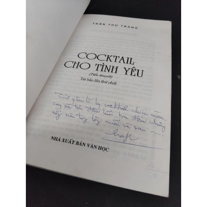 Cocktail cho tình yêu mới 80% bẩn bìa, ố, tróc gáy 2008 HCM2811 Trần Thu Trang VĂN HỌC 918113