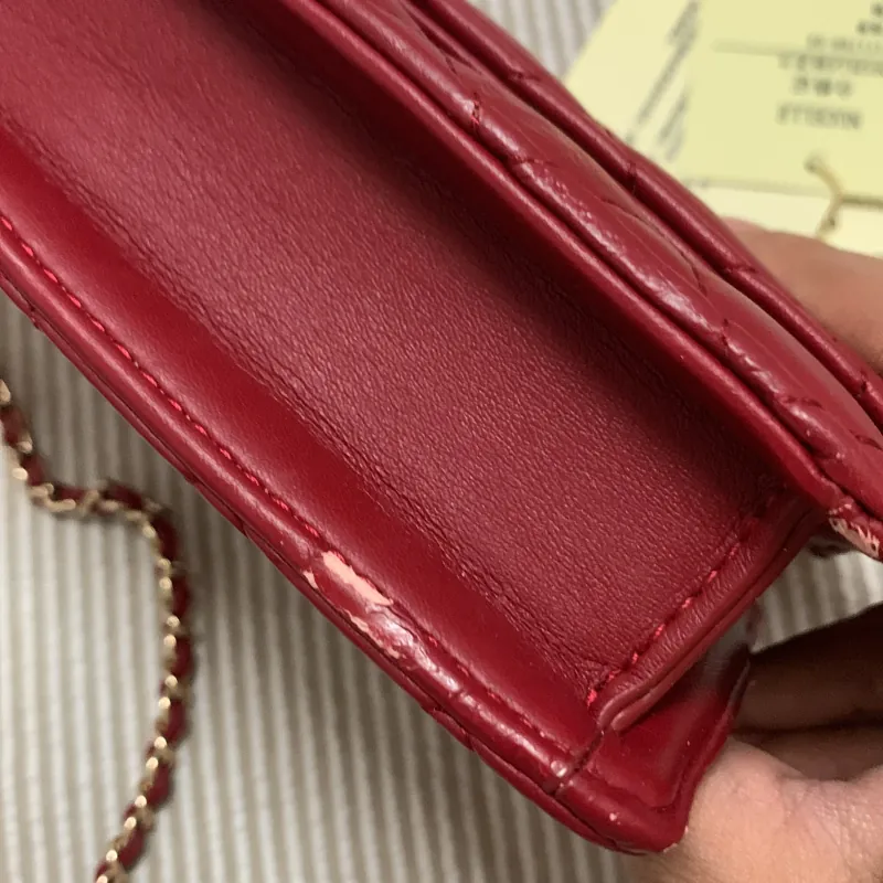 Túi xách dây đeo chéo dự tiệc da mềm màu đỏ đô chưa dùng còn nguyên tag 1019332