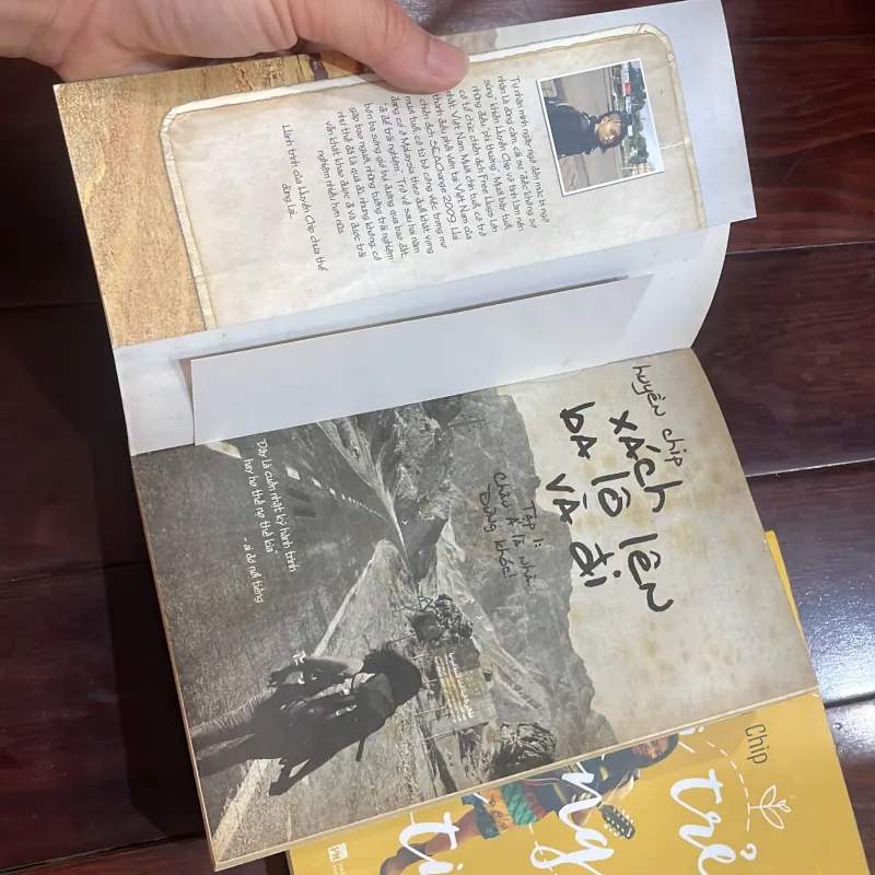 HUYỀN CHIP - combo 2 quyen : xách ba lô lên và đi . Tuổi trẻ không hối tiếc  1025885